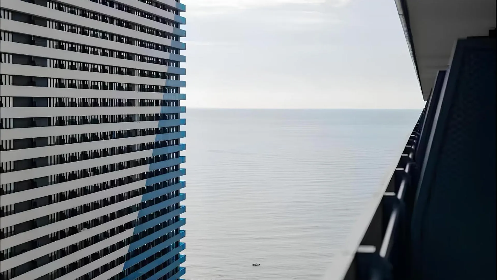 Orbi City Luxury Suite 0*, Batumi